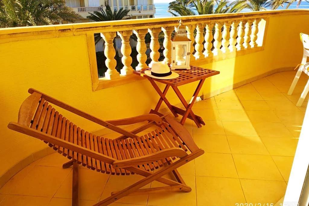 Estupendo Apartamento En Primera Linea De Playa Y Con Vistas Al Mar Дения Екстериор снимка