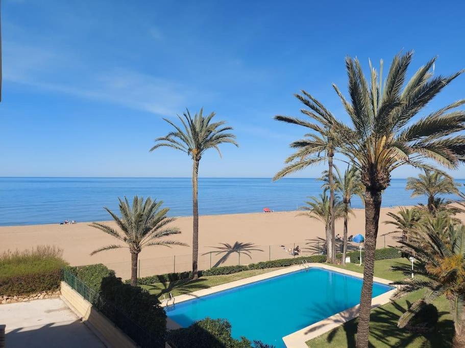 Estupendo Apartamento En Primera Linea De Playa Y Con Vistas Al Mar Дения Екстериор снимка