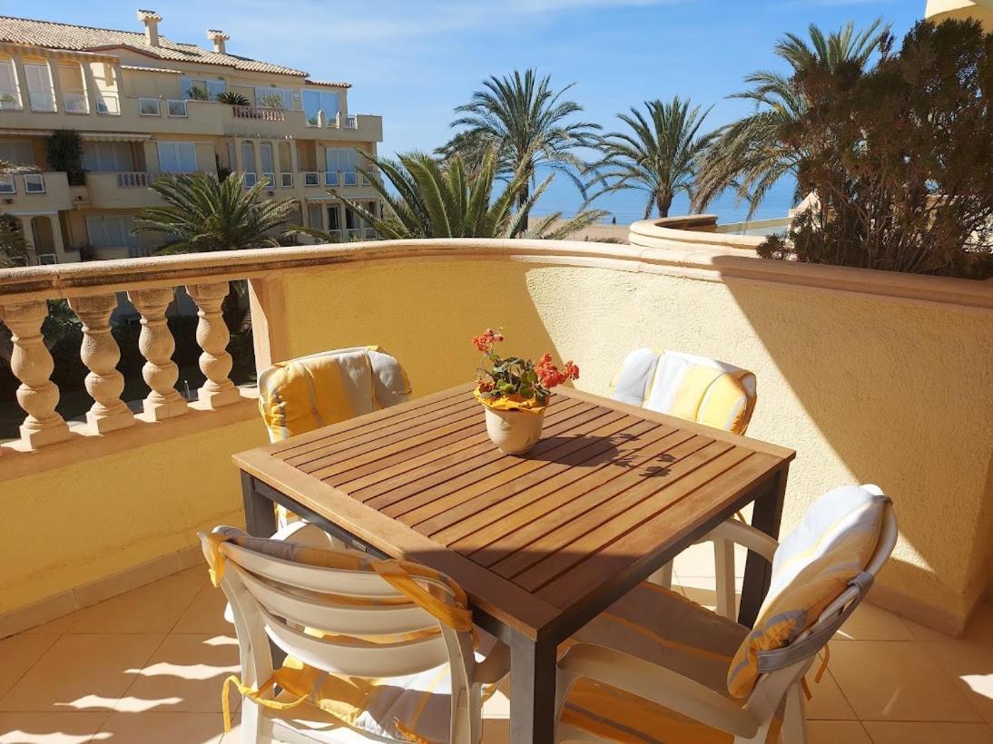 Estupendo Apartamento En Primera Linea De Playa Y Con Vistas Al Mar Дения Екстериор снимка